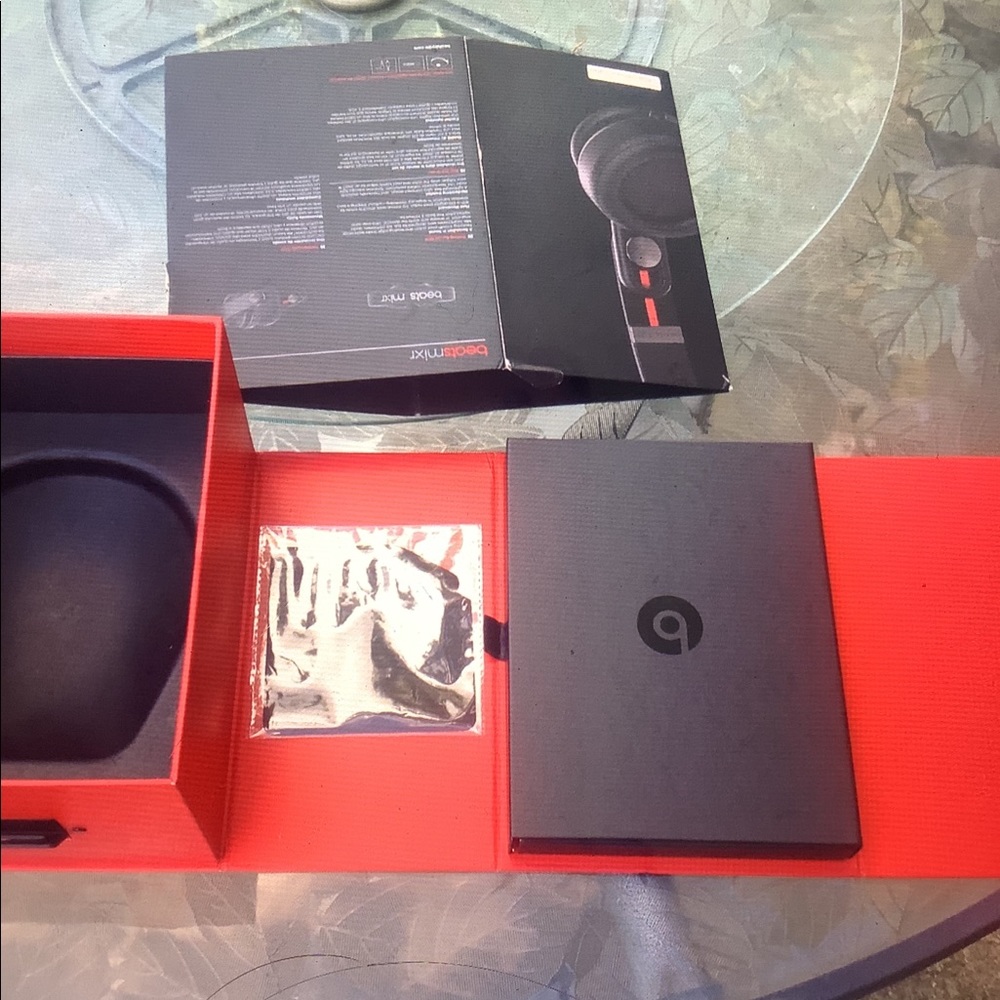 Empty beats by Dre box with case